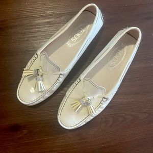 Tod’s white patent leather woman’s loafers w/tassel
